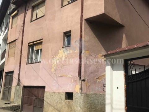 Shes shtepin dy katshe afersisht 250m2 me 1.5 ari truall / Prizren