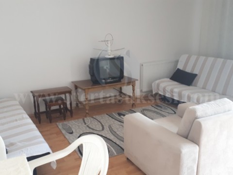 Kërkoj dy bashkëbanuese