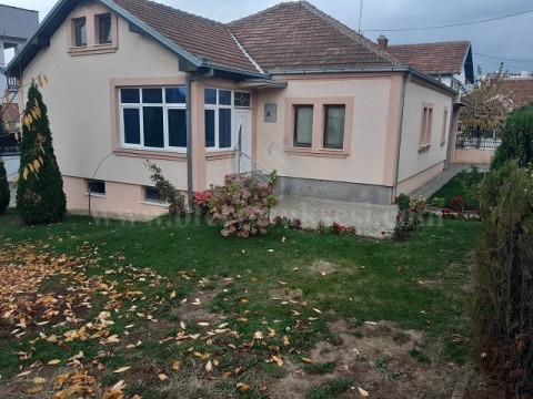 Jap me qira shtepine nje katshe 300m2 me 5 ari oborr / Prishtine