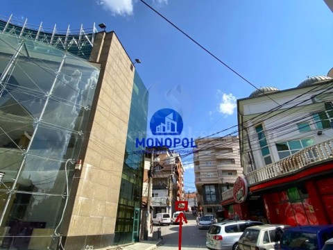 Jap me qira lokalin 73m2 + 30m2 teras kati perdhes / Prishtine
