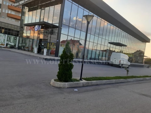 Jap me qira objektin 1600m2 me 10 ari parking / Fushe Kosove