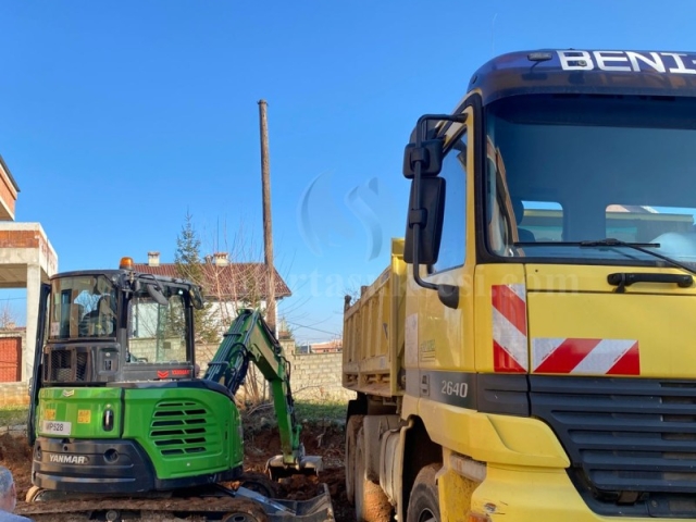 Pune me bagera dhe kamiona 