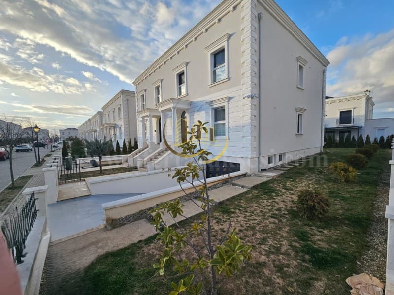 Jap me qira shtepin 250m2 me 3 ari oborr/Prishtine — fotografia 1