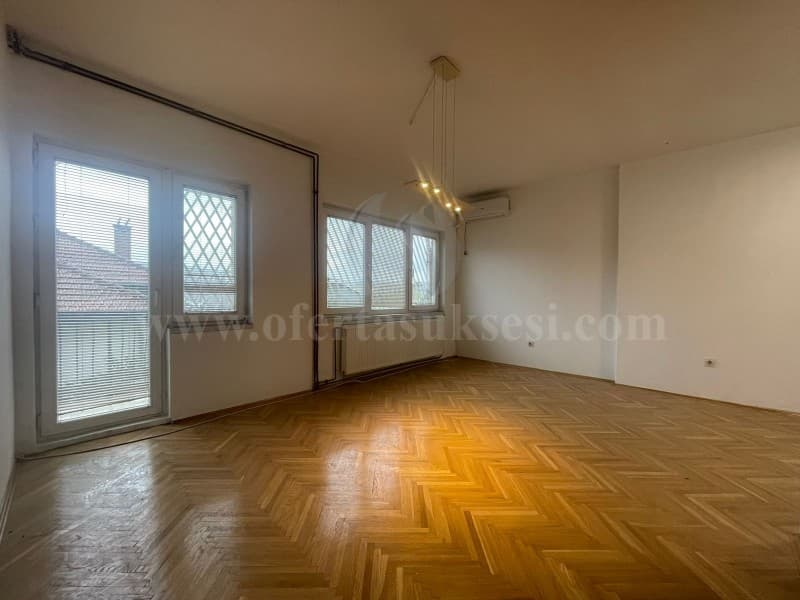 Jap me qira shtepin-zyre 400m2 dy kateshe me 2 ari oborr/Prishtine — fotografia 3