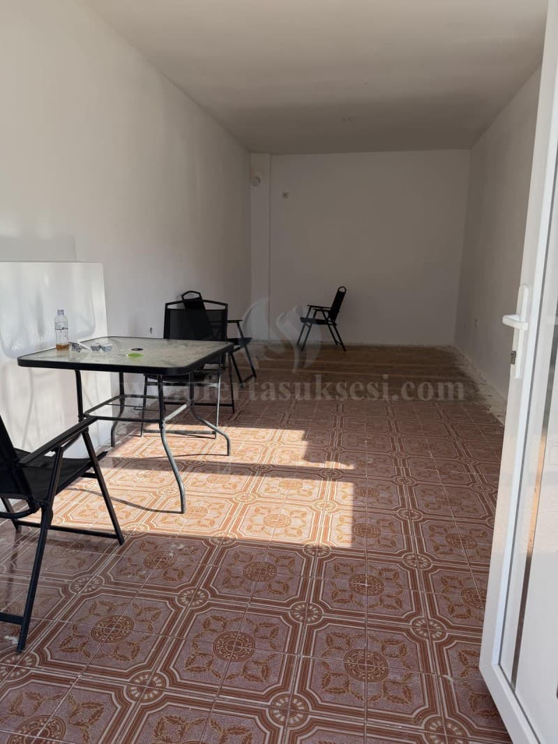 Jap me qira lokalin-ZYREN 27m2 kati perdhes / Prishtine — fotografia 2