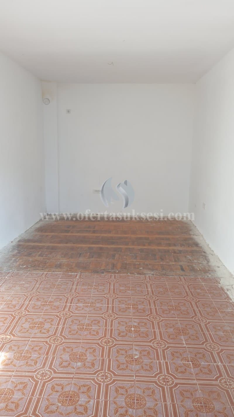 Jap me qira lokalin-ZYREN 27m2 kati perdhes / Prishtine — fotografia 4