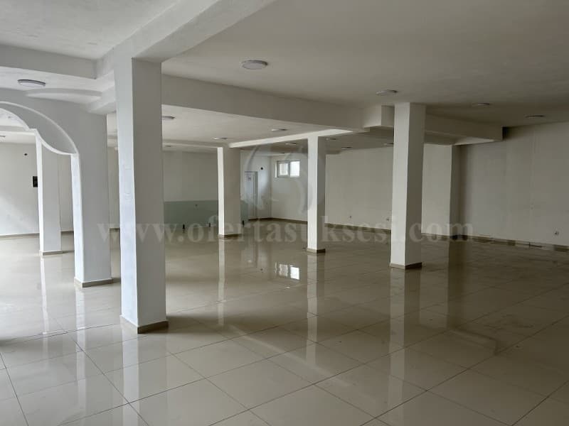 Jap me qira lokalin 1000m2 kati perdhes/Mitrovice — fotografia 4