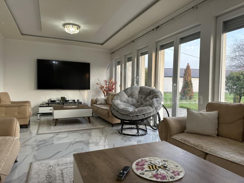 Shes shtepin 270m2 me 30 ari oborr / Kastriot — fotografia 1