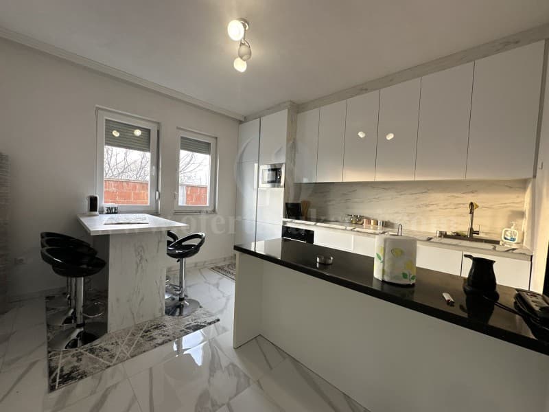 Shes shtepin 270m2 me 30 ari oborr / Kastriot — fotografia 3