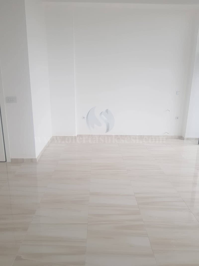 Shes lokalin 35m2 kati perdhes/Fushe Kosove — fotografia 2