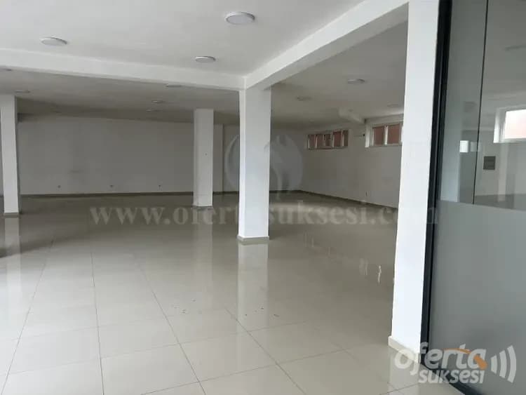 Jap me qira lokalin 1000m2 kati perdhes/Mitrovice — fotografia 6
