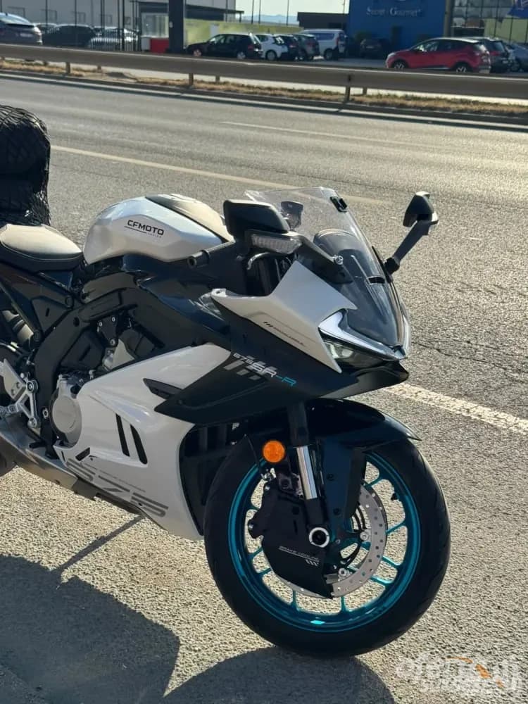 Shes motor CFMoto 675SR-R — fotografia 3