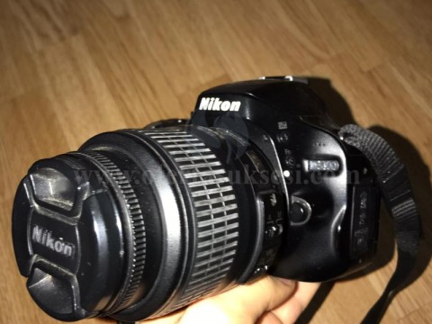 Shes aparatin firma Nikon D5100 
