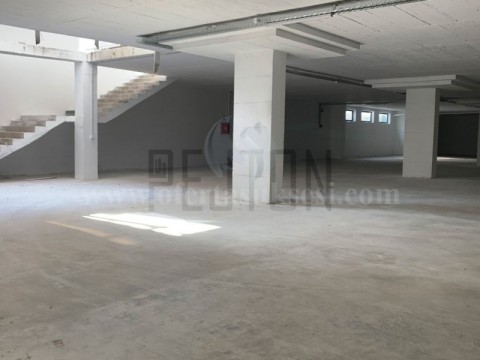 Jap me qira lokalin/depon 1100m2 / Fushe Kosove